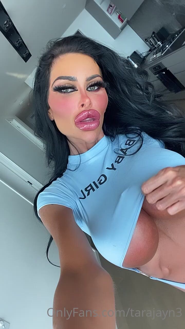 Tara Jayne - underboob