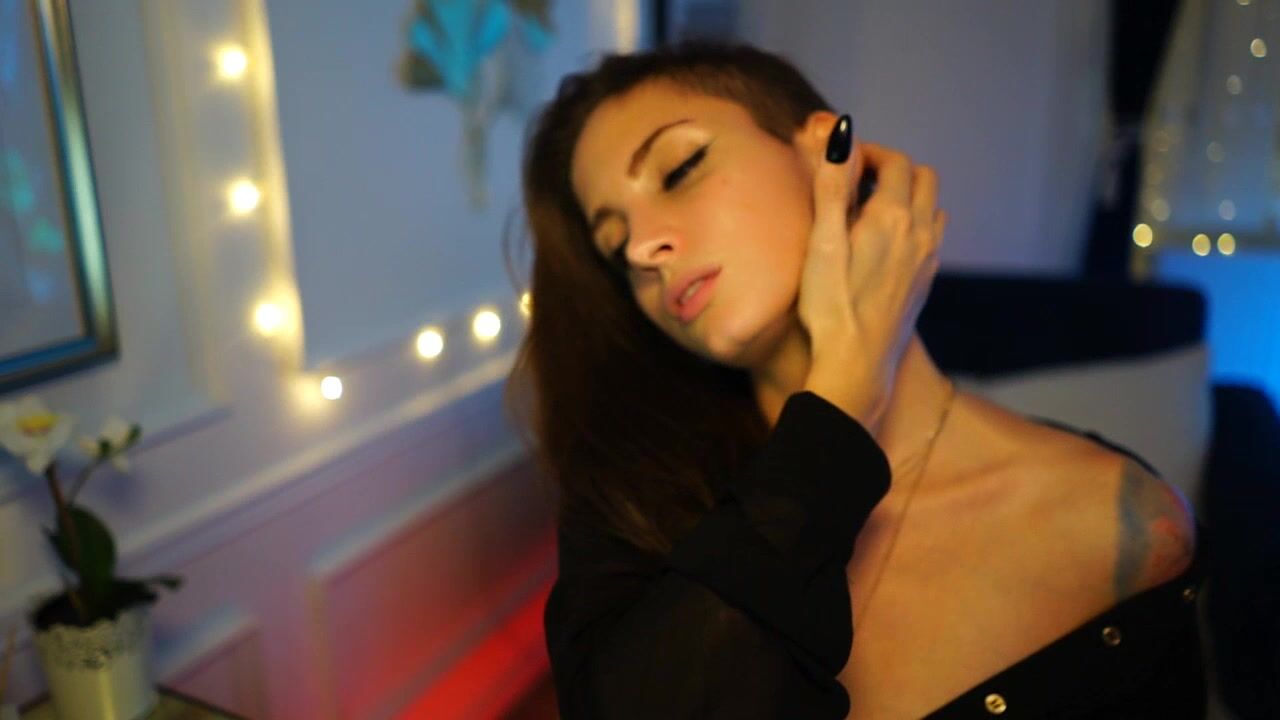 Kend_dall open leg little sexy