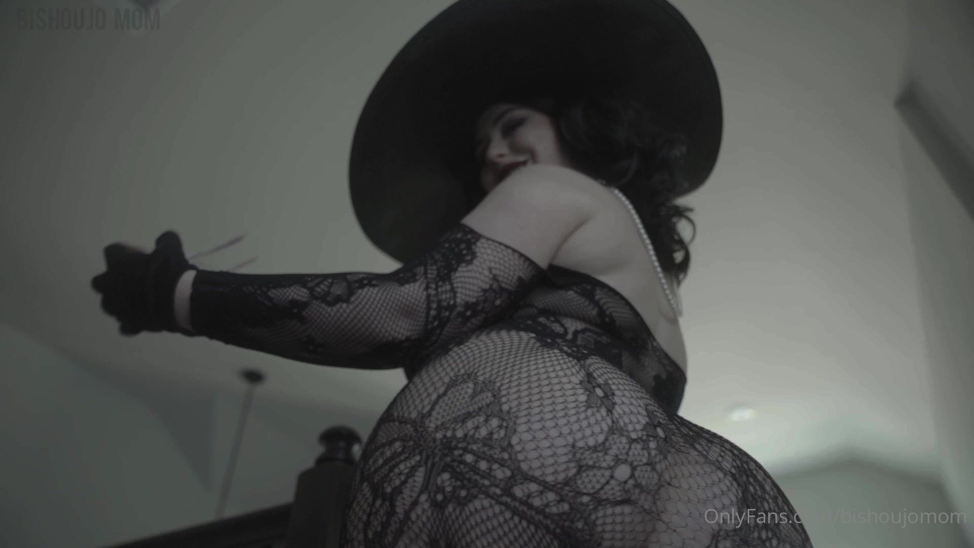 Lady Dimitrescu shakes her ass