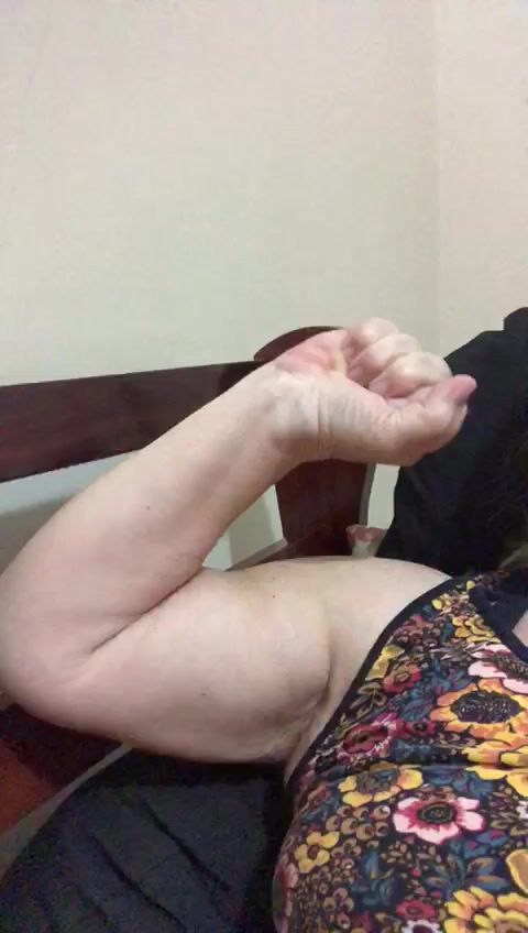 Bonde Grandma Big Biceps - CamWhores