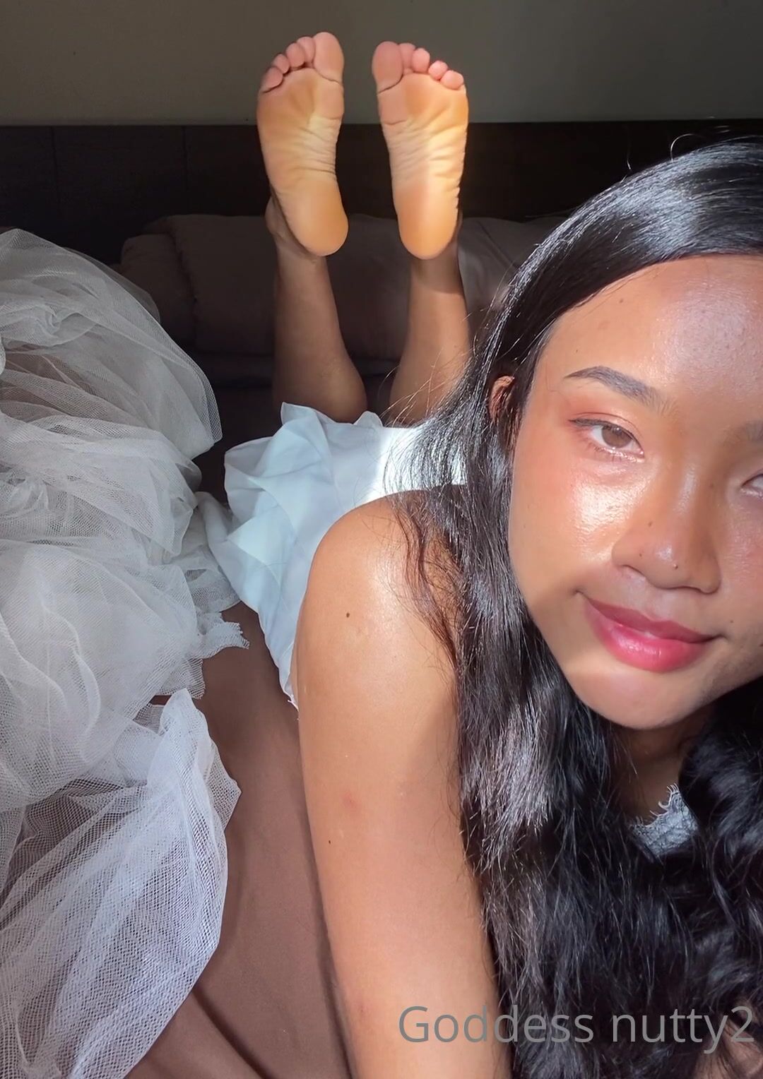 Goddessnutty2 [Soles in the pose] [Spread toes]