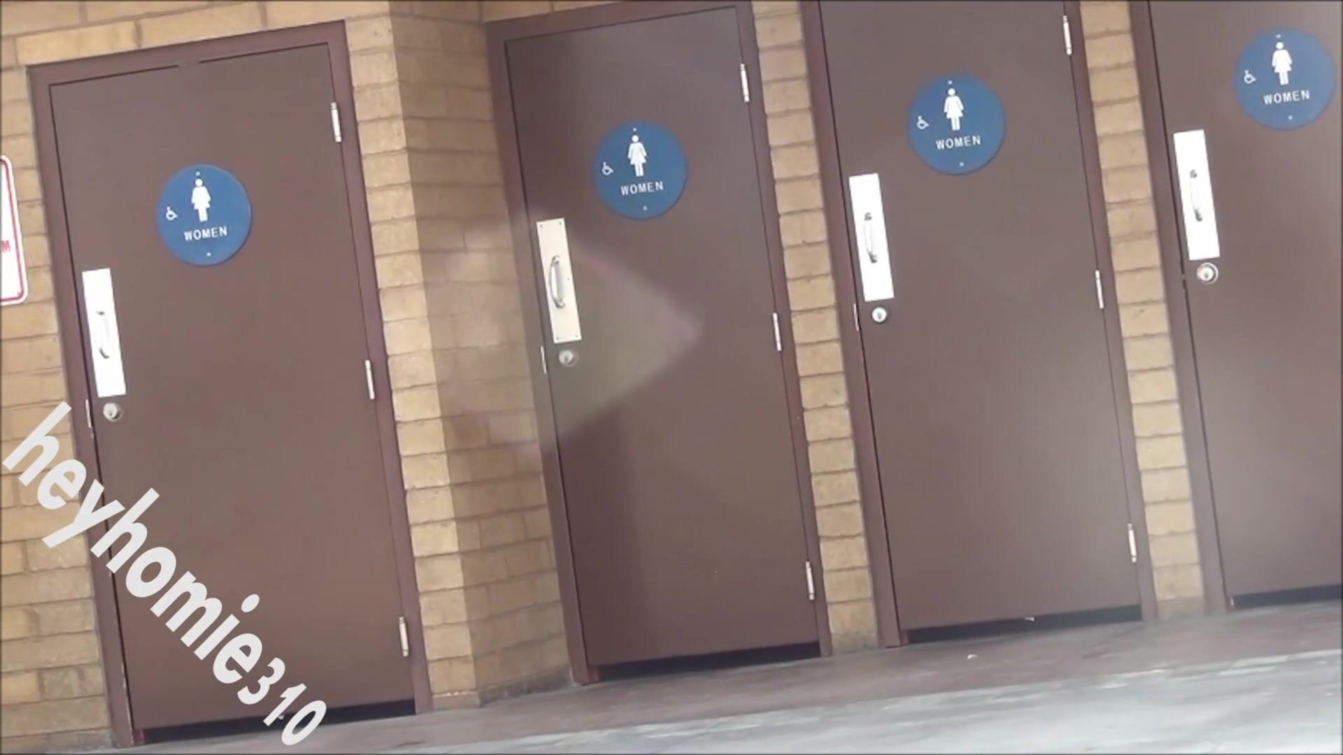 Girlsgoingviral - RESTROOM AUDIO